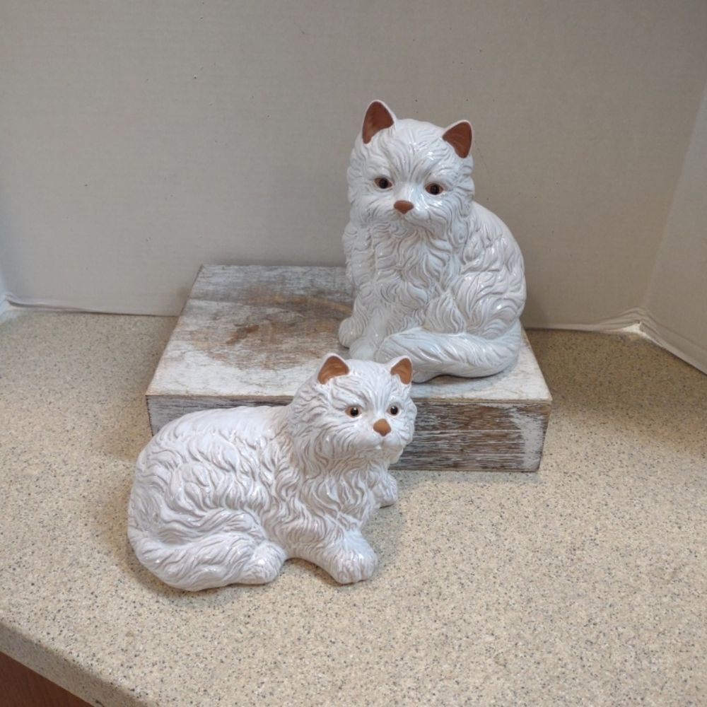 👍 White Persian Cat and Kitten Set of 2 Terracotta Figurines. C1
